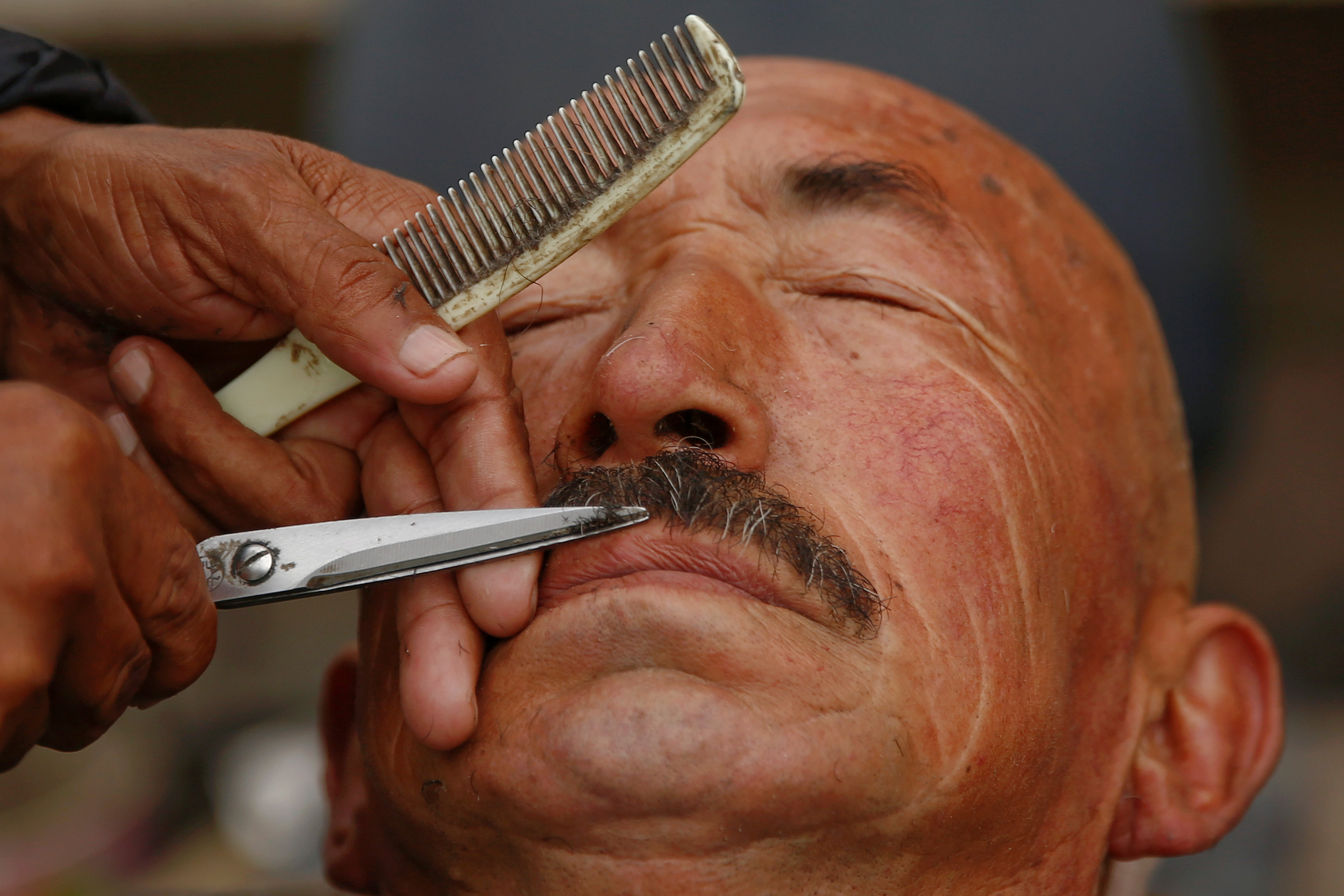 新疆维吾尔周六起实施新去除极端化的法例，蓄留大胡须也是一种极端行为。-路透社-