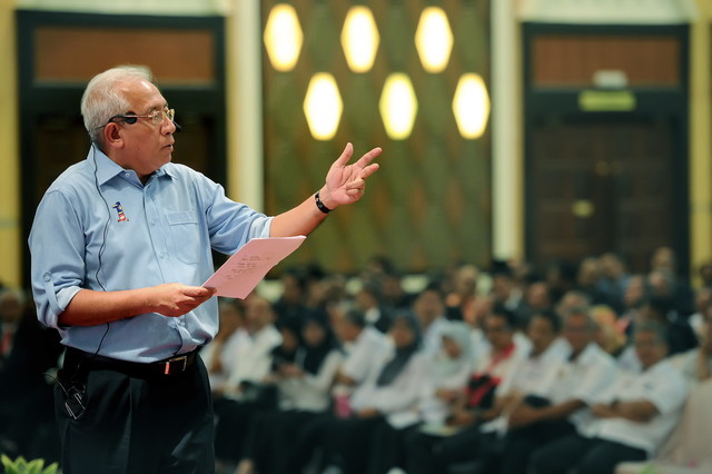 Datuk Seri Mahdzir Khalid memberi penerangan mengenai Pelan Pembangunan Pendidikan Malaysia (PPPM) di Taman Tamadun Islam hari ini. u00e2u20acu201d Foto Bernama