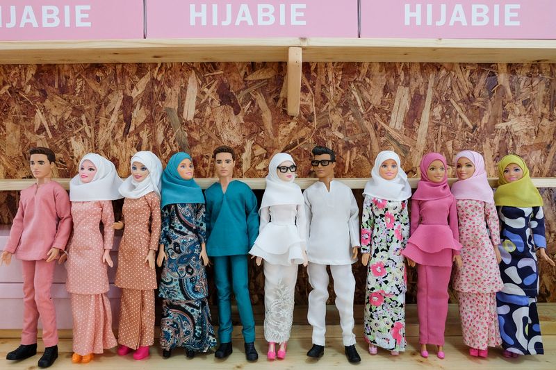 Antara koleksi patung Hijabies yang dihasilkan oleh Siti Sumarni Suhaimi. u00e2u20acu201d Foto-foto oleh Yusof Mat Isa