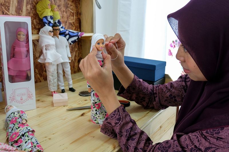 西蒂每日可制作5个穿上麦希嘉比服装的芭比，顾客来自国内外。-Yusof Mat Isa摄-