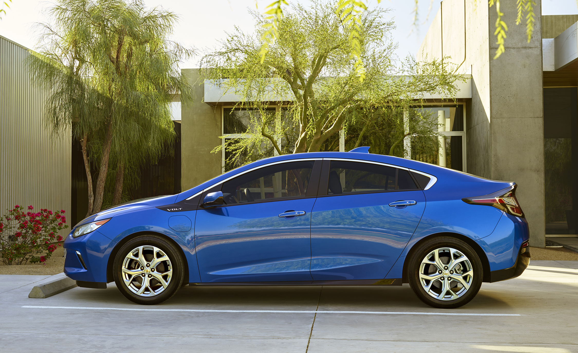 这辆车的EPA燃油经济性高达106 mpg-e，难怪可以两年都入围10大最佳引擎！图取自：caranddriver 