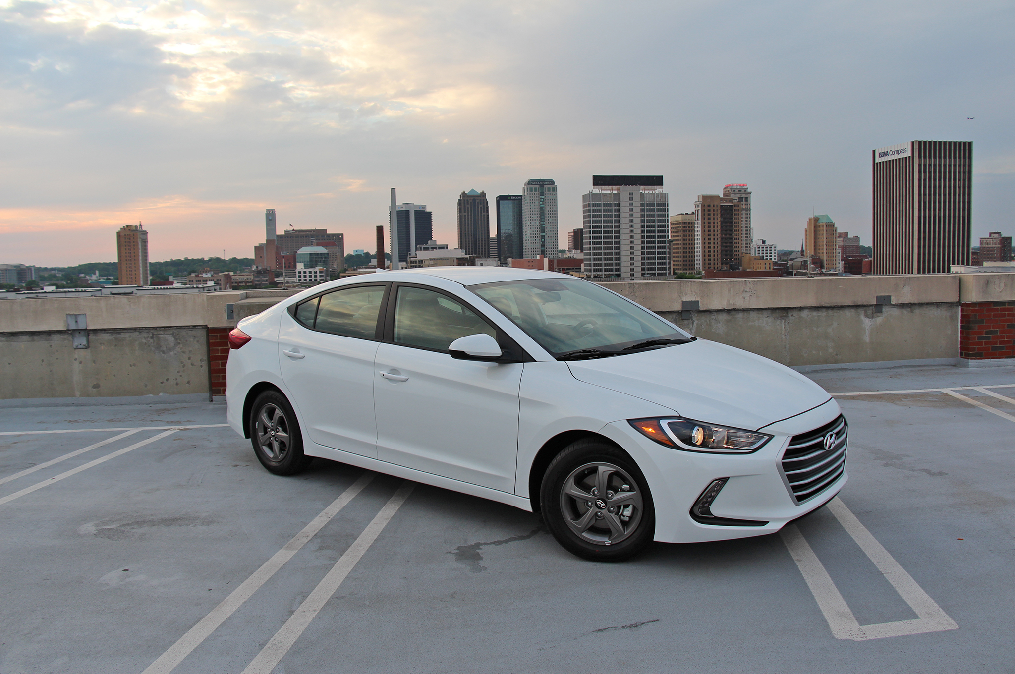 这辆车不仅引擎好，而且还拥有多项标准配备。例如：LED日行灯、盲点测试、车道偏移辅助系统等功能，可谓相当齐全呢！图取自：motortrend