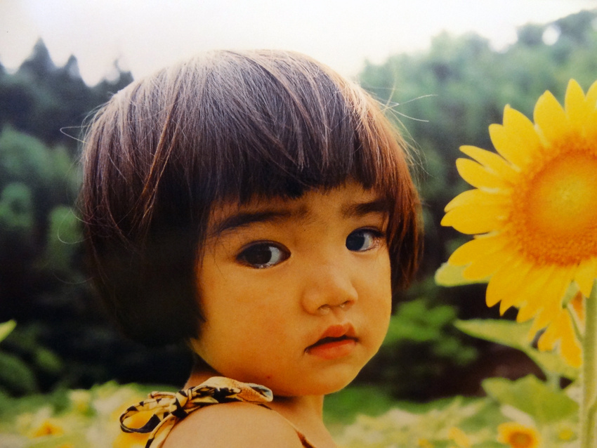 为什么她的大眼睛里，总隐藏着一份悲伤呢？图取自：fotomen 