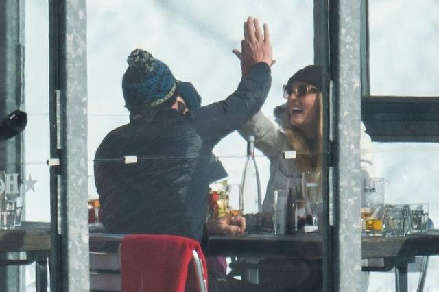 威廉王子与嫩模开心地击掌。-微博-