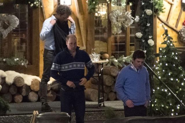 威廉王子与好友从夜店玩乐后出来。-微博-