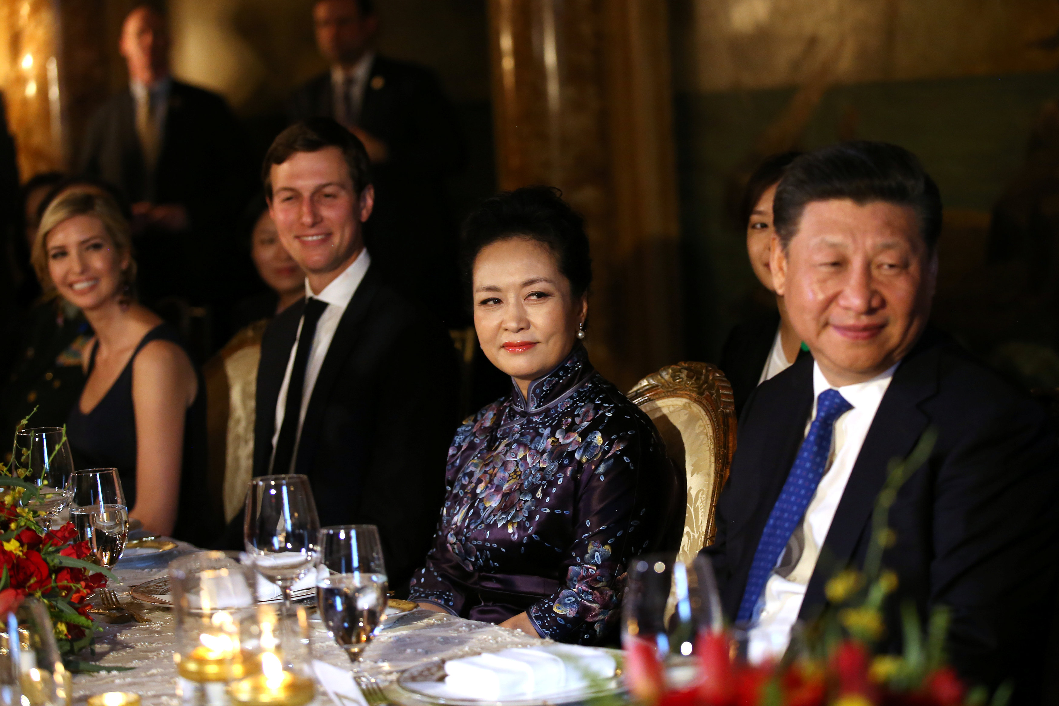 美国第一千金伊万卡（左）和丈夫库什纳（左2）获安排坐在彭丽媛身旁。-路透社-