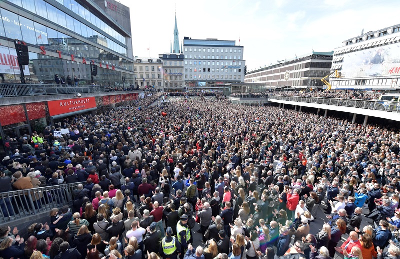 斯德哥尔摩逾万民众周日齐集在事发地点附近的广场，悼念卡车恐袭案死难者。-路透社-