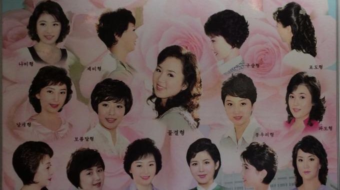 平壤理发店内的发型海报,女性有15种可选。-图取自太阳报-