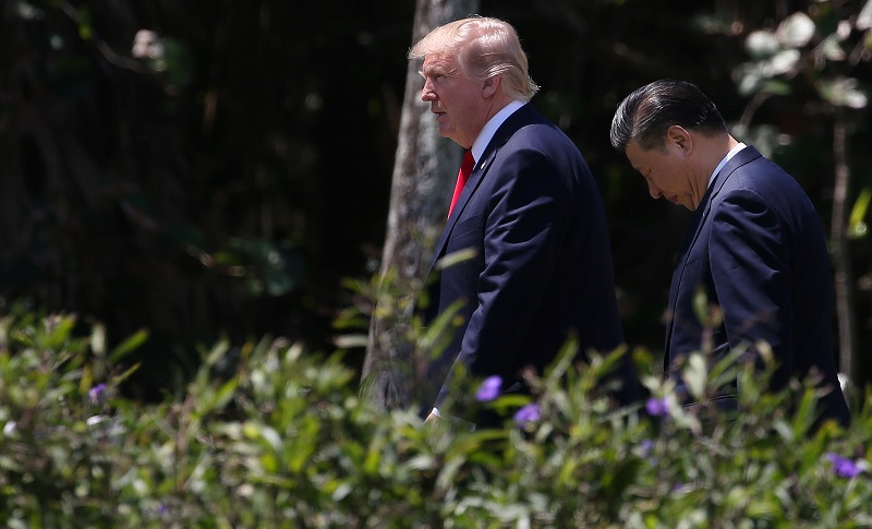 特朗普（左）本月7日与习近平在庄园会谈后一起散步。-路透社-