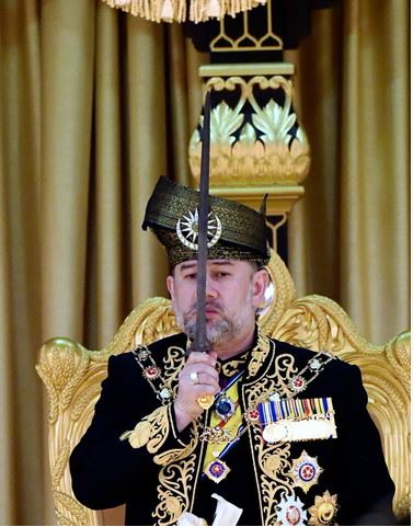 王室长剑象征陛下的地位和权力。