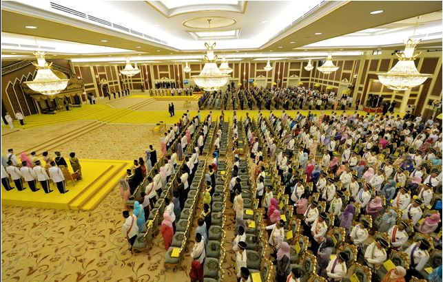 国家王宫邀请将近800名国内外贵宾观礼，登基大典场面庄严。