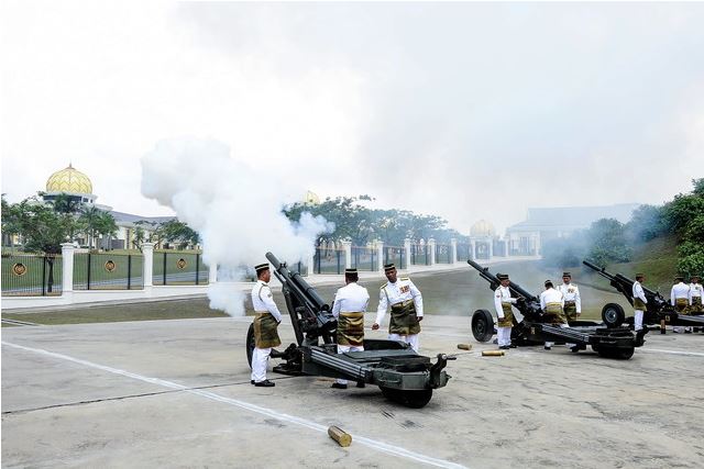 王宫鸣放21响礼炮，以示国家元首登基。