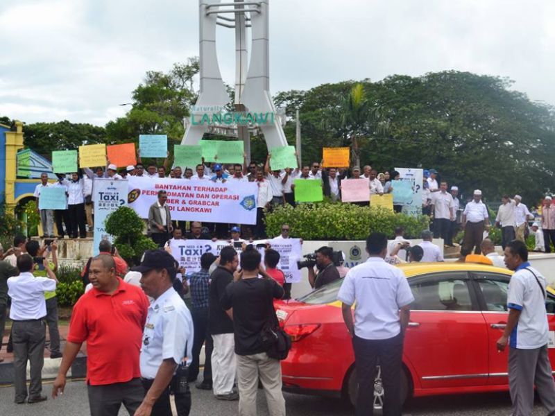 Pemandu teksi di Langkawi membantah khidmat Uber dan GrabCar yang masuk ke pulau peranginan itu. u00e2u20acu201d Foto ihsan Facebook/u00e2u20acu017dShahrul Affenddyu00e2u20acu017d  n