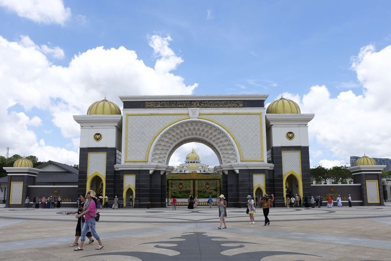 Tourists walk pass the main entrance of Istana Negara in Kuala Lumpur April 5, 2017. u00e2u20acu2022 Picture by Yusof Mat Isa 