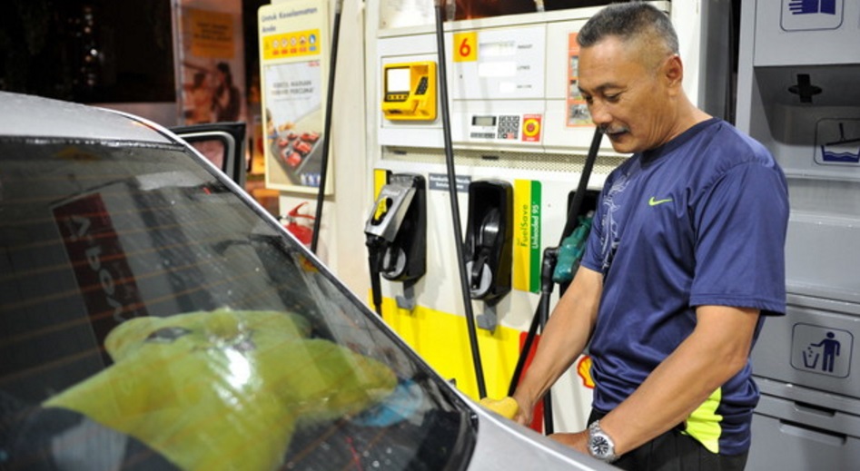 Harga runcit mingguan bagi petrol RON95 dan RON97 turun dua sen manakala diesel pula turun empat sen seliter sehingga 5 Julai. u00e2u20acu201d Foto Bernama