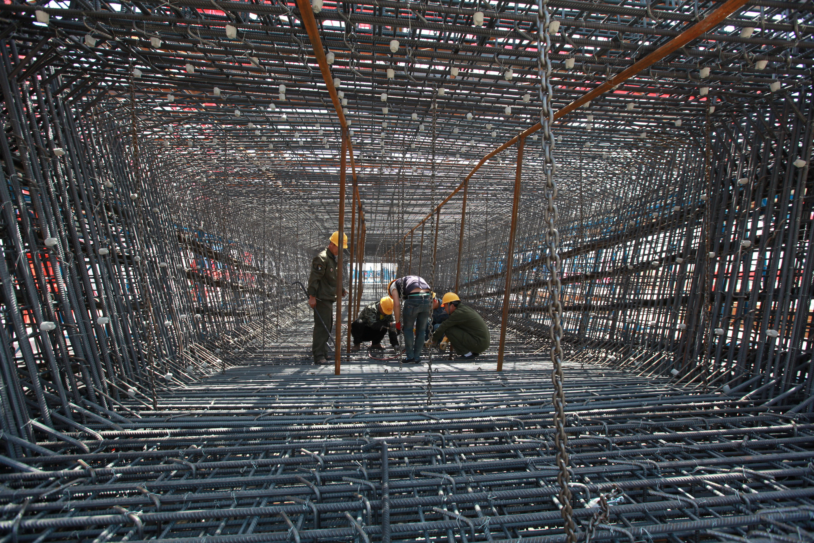 工程人员在临沂市打造高铁精品梁。中铁职工总数204万5600人。-路透社-