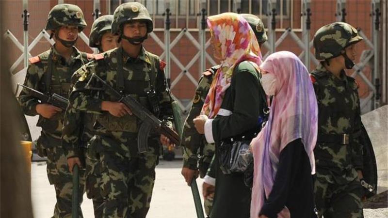 中国媒体称，新疆街头遍布军警，是为了让人们感到安全。-法新社-