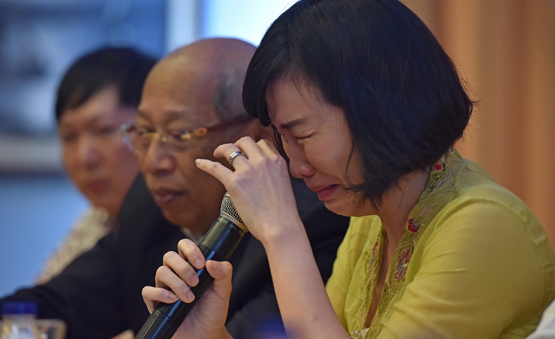 去年5月23日，林雪莉（右）在记者会上念出钟万学的一封信时，不禁饮泣。-路透社/安塔拉通讯社-