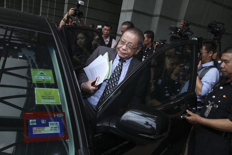 DAPu00e2u20acu2122s Lim Kit Siang leaving the Ministry of Finance in Putrajaya May 4, 2016. u00e2u20acu201d Picture by Yusof Mat Isa