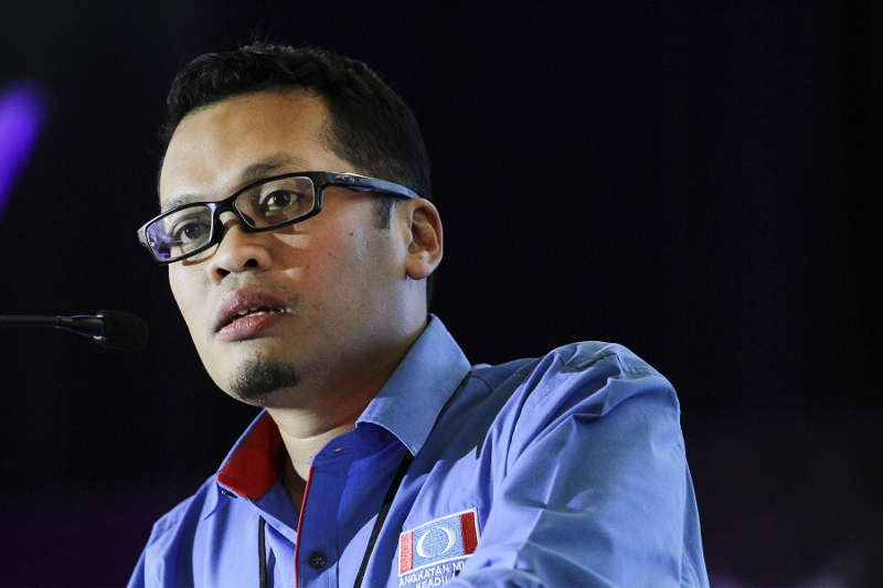 PKR Youth chief Nik Nazmi Nik Ahmad speaks at the AMK Congress in Shah Alam May 21, 2017. u00e2u20acu2022 Picture by Yusof Mat Isa