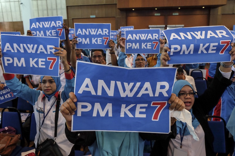 PKR's top leaders hold up placards that read 'Anwar PM Ke-7' (Anwar as 7th PM) at the opening of the party's national congress in Shah Alam May 21, 2017. u00e2u20acu201d Picture by Yusof Mat Isa