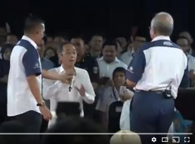 David ditampar oleh pelakon veteran Sulaiman Yassin selepas gagal mendapat peluang berucap di majlis itu. u00e2u20acu2022 Paparan skrin YouTube