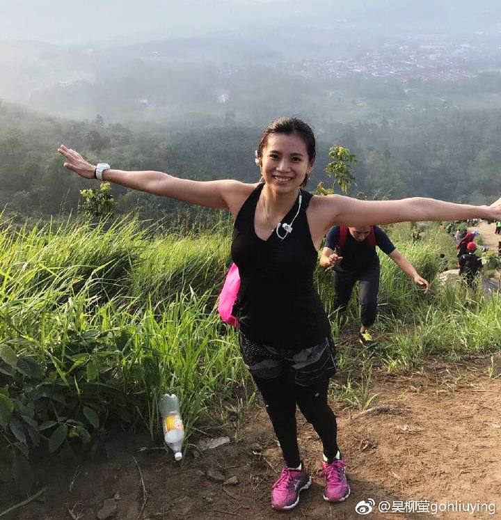 完成登山攻顶任务的吴柳萤。-吴柳萤FB-