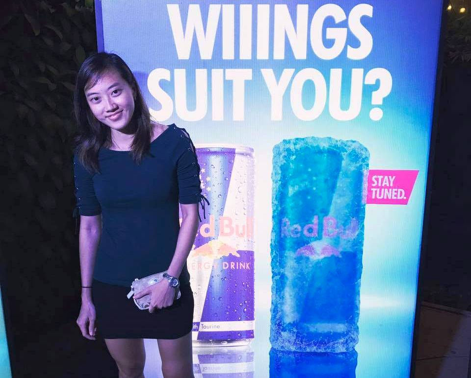 由于拥有甜美的笑容，刘薇雯也被昵称为大马壁球甜心。-刘薇雯FB-