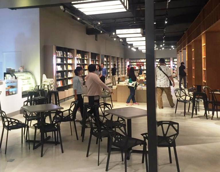 逛累了可以喝个咖啡吃个蛋糕顺便看书。-M中文网摄-