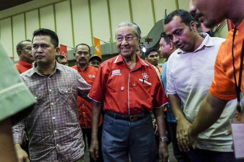 Tun Dr Mahathir Mohamad arrives for the Pakatan Harapan ceramah at Dewan Sri Siantan in Selayang May 22, 2017. u00e2u20acu201d Picture by Yusof Mat Isa