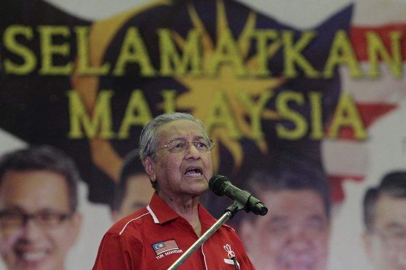 Tun Dr Mahathir Mohamad speaks during a Pakatan Harapan ceramah at Dewan Sri Siantan in Selayang May 22, 2017. u00e2u20acu201d Picture by Yusof Mat Isa