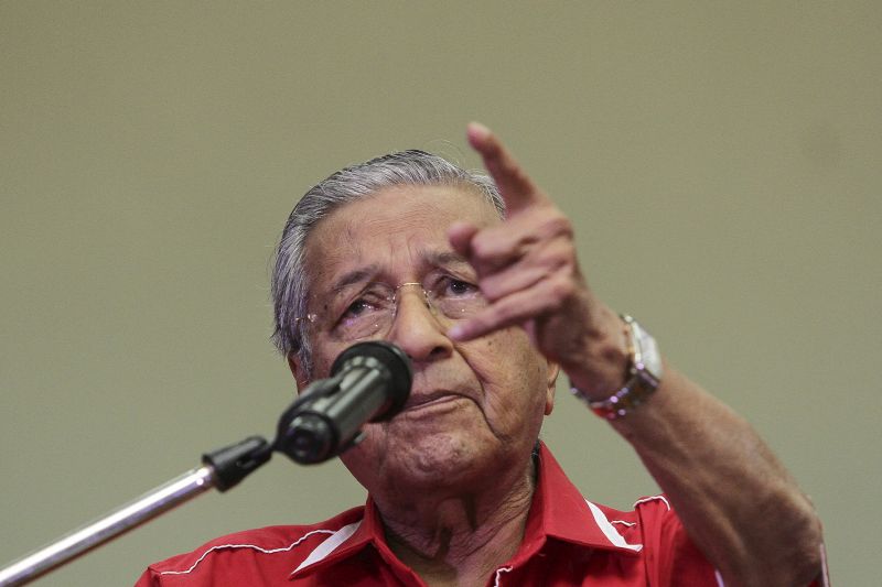 Tun Dr Mahathir Mohamad speaks during a Pakatan Harapan ceramah at Dewan Sri Siantan in Selayang May 22, 2017. u00e2u20acu201d Picture by Yusof Mat Isa