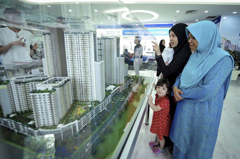 Housewife Sarafina Zainal and her daughter Nur Atiqah Mohd Nissfu check out the model of the apartment they wish to buy at the Sri Kampar, Perak Peopleu00e2u20acu2122s Housing Project (PR1MA), at Oasis, Ara Damansara, May 6, 2017. u00e2u20acu201d Bernama pic
