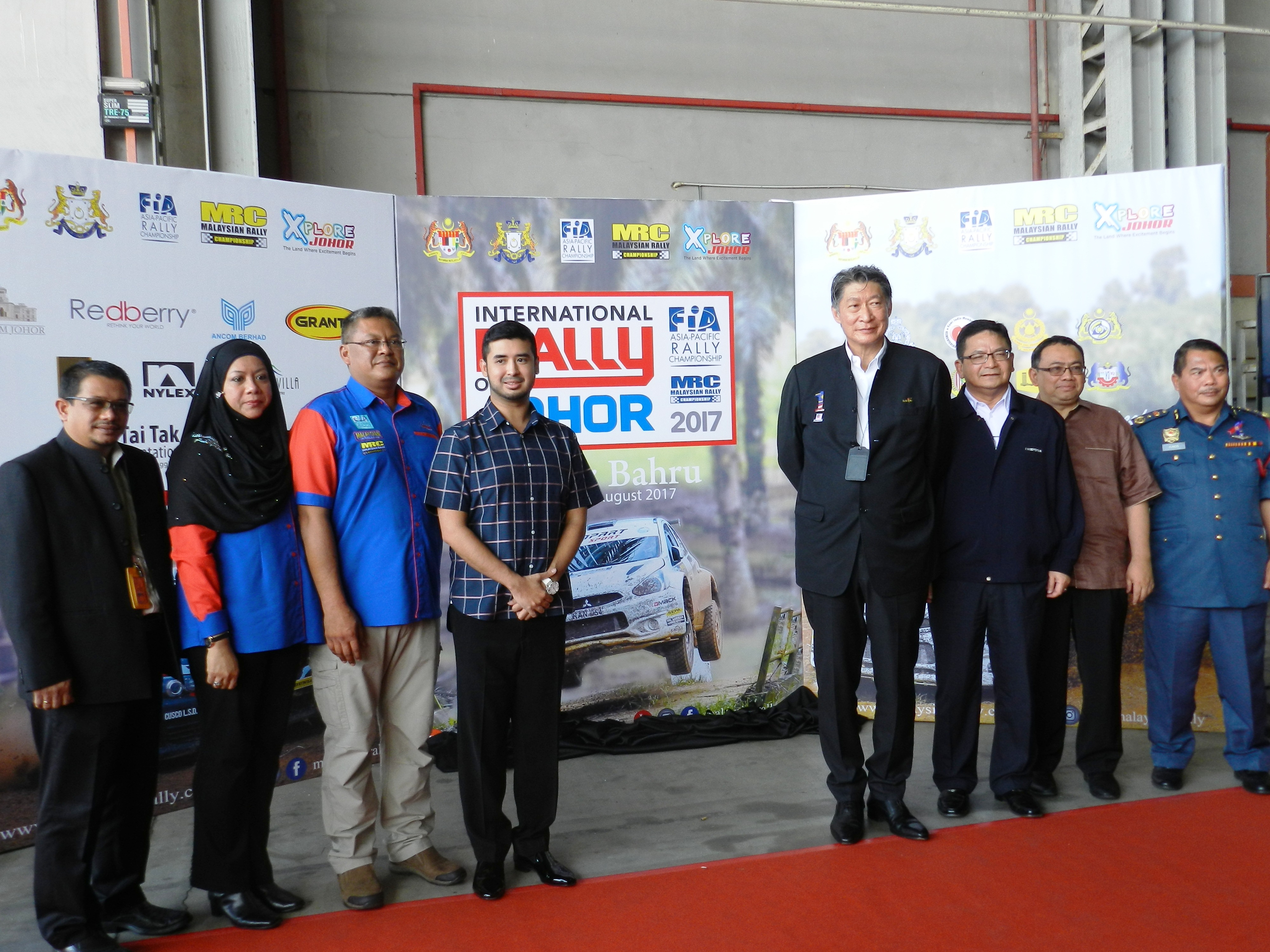 拿督萧家伟移交纪念品给柔佛州二王子后，与嘉宾合影。-记者杨琇媖摄-