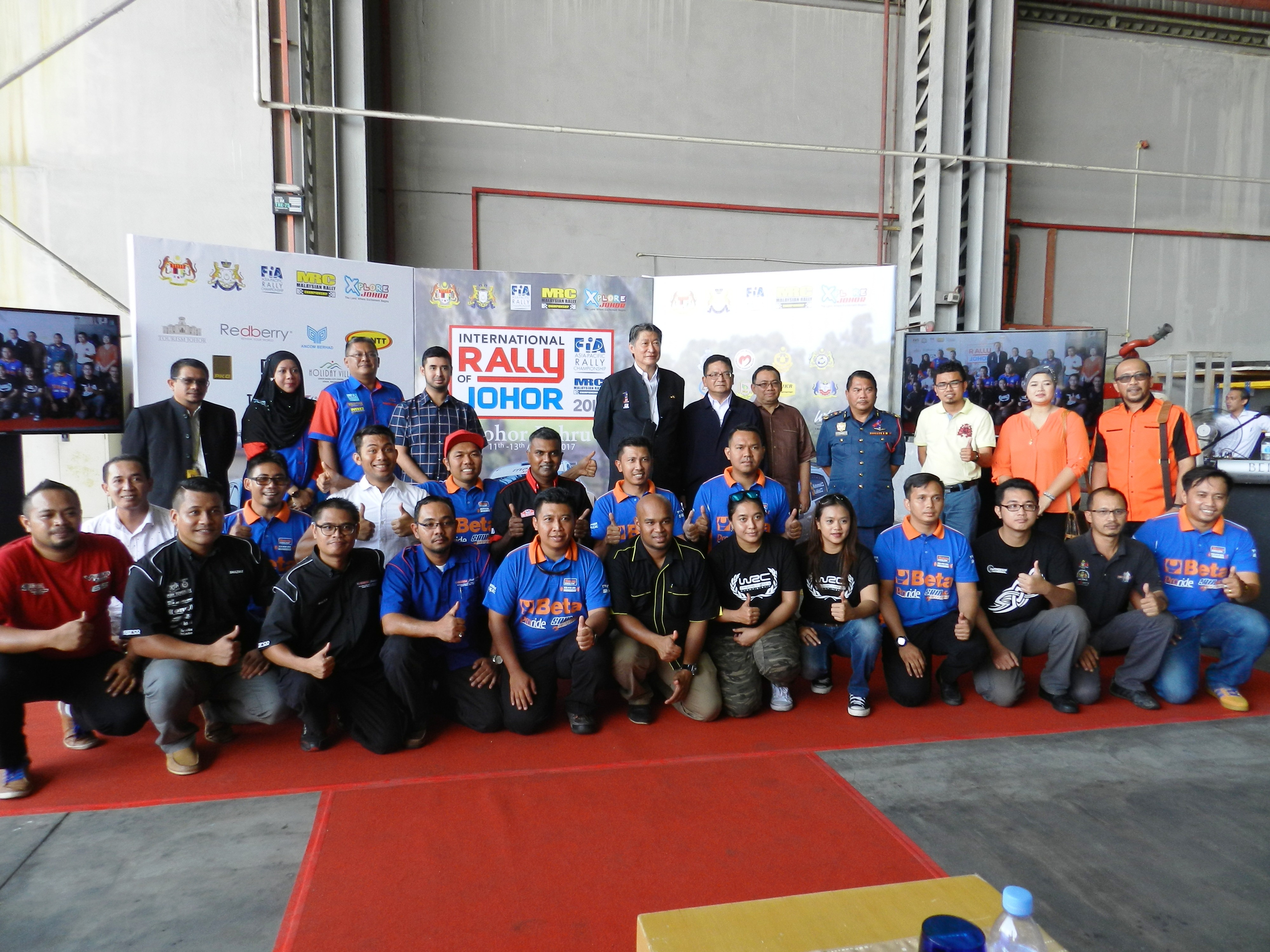 全体嘉宾和参赛车队车手工作人员，和新赛事名字和徽标拍大合照。-记者杨琇媖摄-