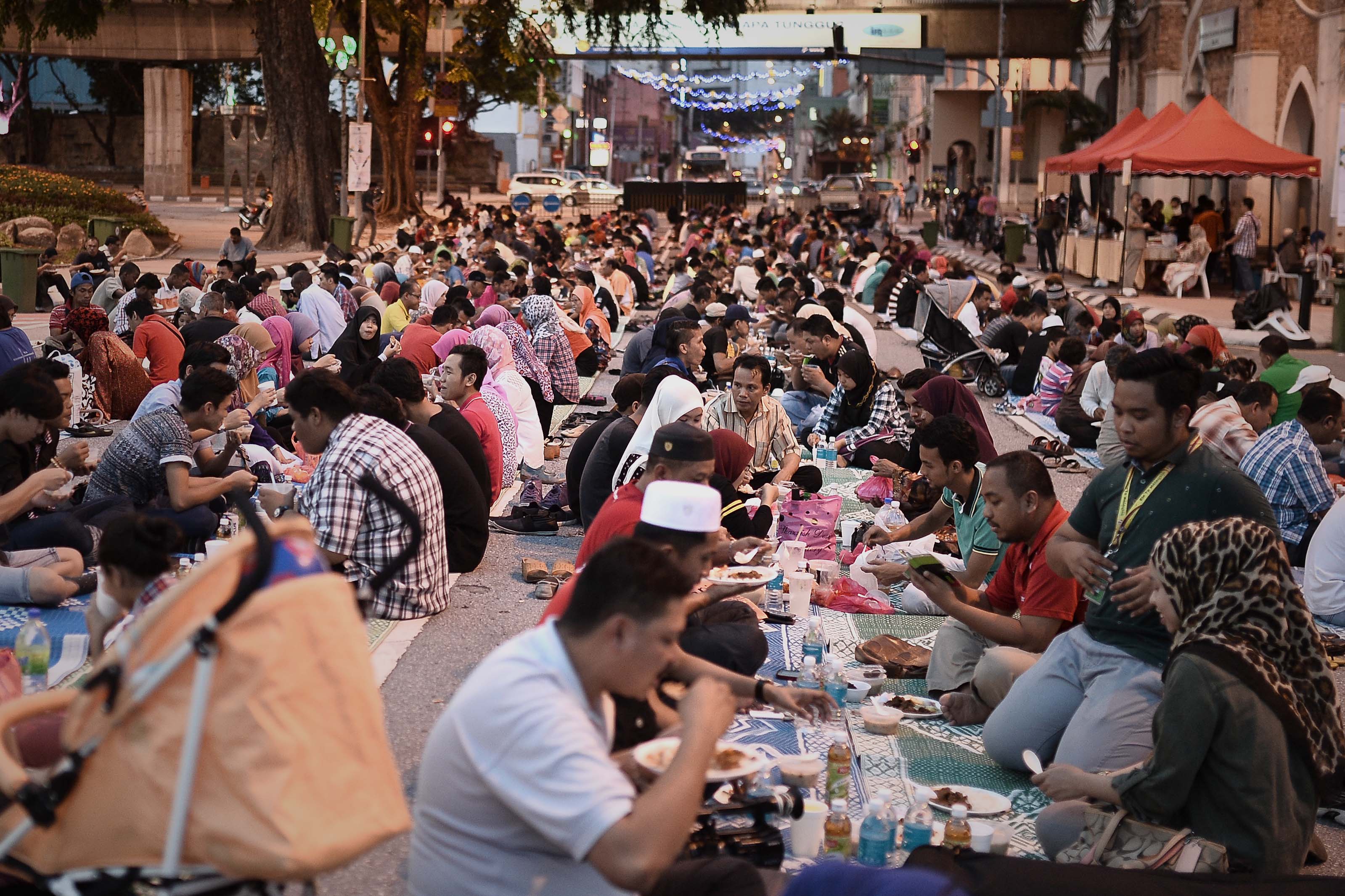 原来穆斯林教徒很欢迎非穆斯林友人参与Iftar。-摘自网络-