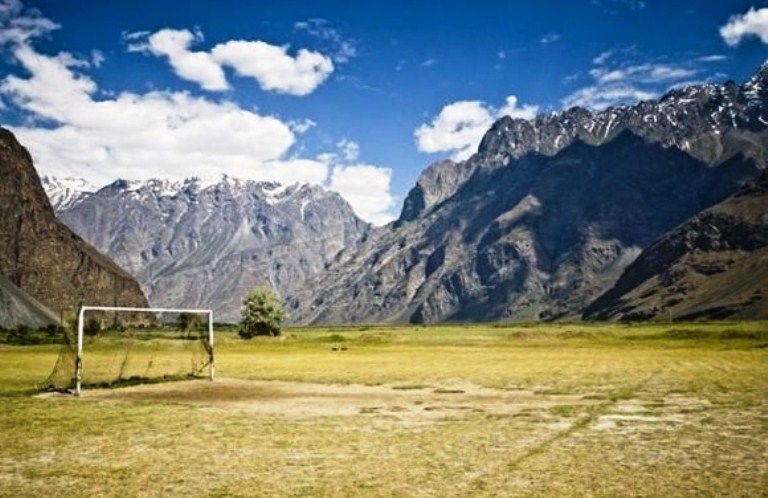 在高海拔又对着喜马拉雅山踢球，不会“压力山大”吗？-摘自网络-