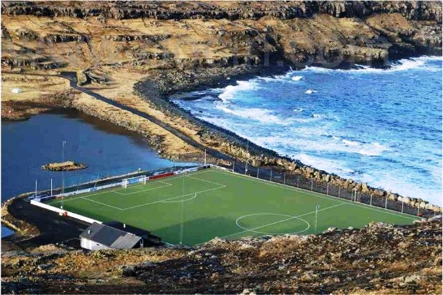 不小心踢出界还要划船去拾球呢。-摘自网络-