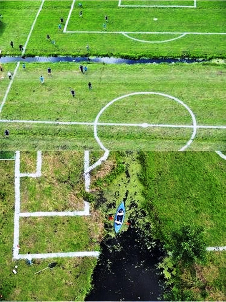 好吧，踢到累了还能去抓鱼和划船呢。-摘自网络-