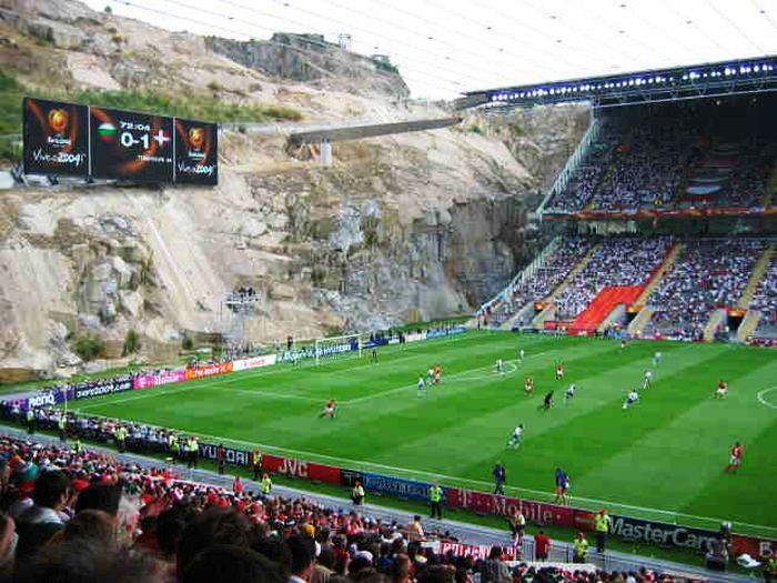 耗资工程浩大地在岩石地建足球场啊。-摘自网络-