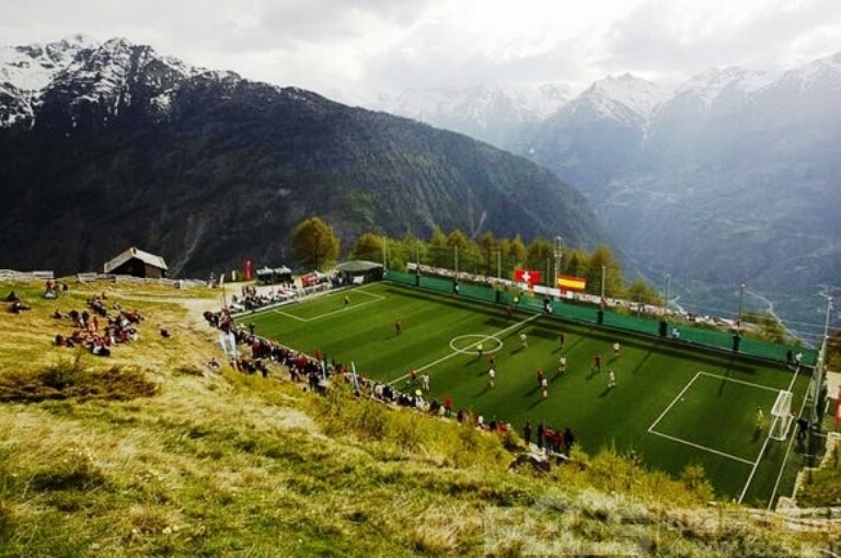 悬崖边的足球场，靠近都腿软了吧。-摘自网络-