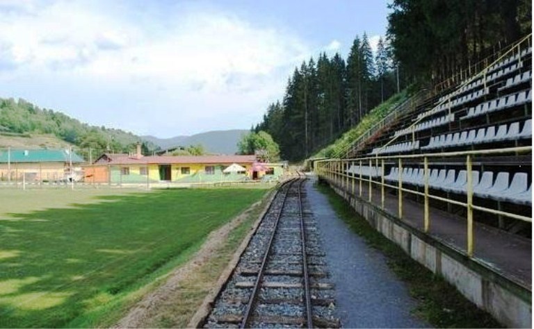 踢到一半球滚去轨道然后火车来了咋办？-摘自网络-