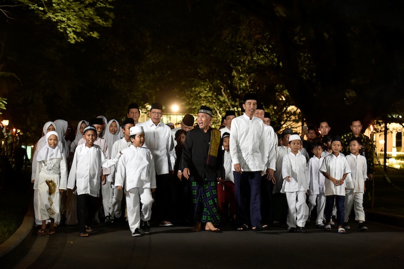 Joko Widodo walks with participants of the Quran reading competition, during the holy month of Ramadan, at the presidential palace in Jakarta, Indonesia June 12, 2017. u00e2u20acu201d Reuters pic