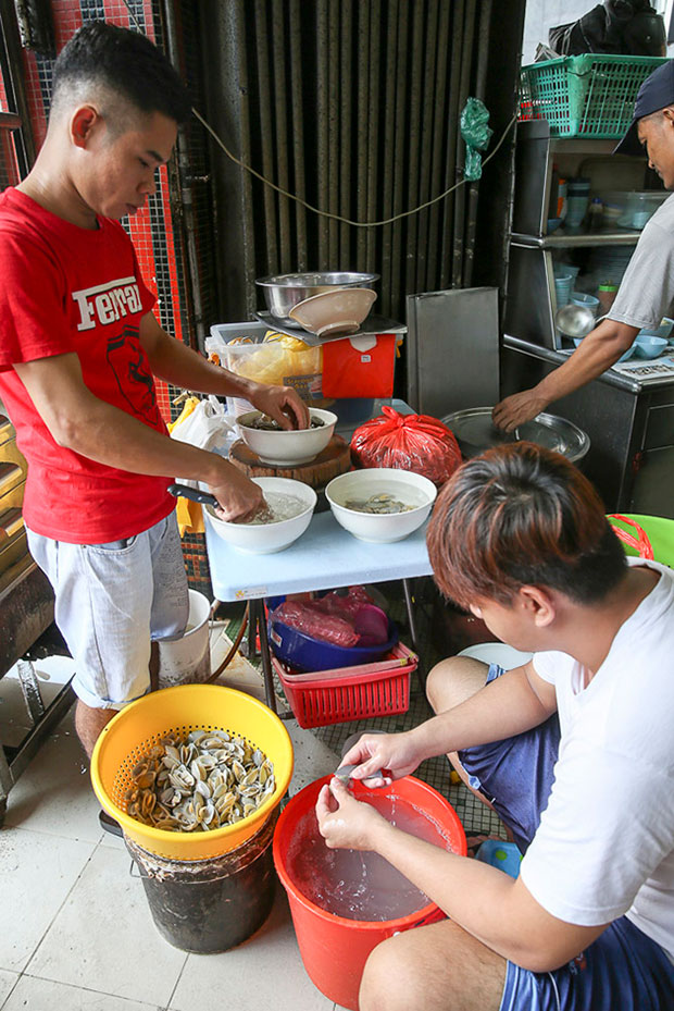 Cindy的侄儿说闭着眼睛也能将每只啦啦清洗干净。-Malay mail摄-