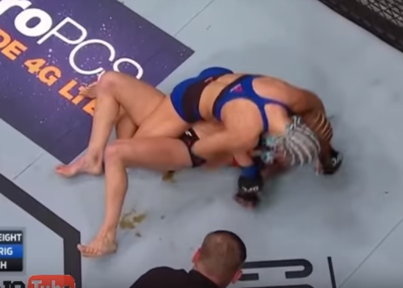 基什在比赛中遭锁喉翻转后台上留下一些尴尬的东西。-比赛视频截屏-