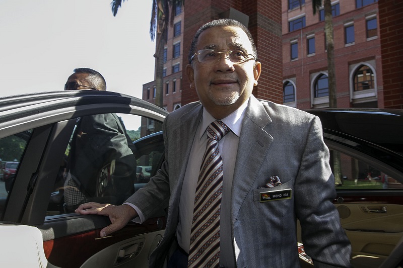 nFormer FGV chairman Tan Sri Isa Samad arrives at the Malaysian Anti-Corruption Commissionu00e2u20acu2122s headquarters in Putrajaya June 21, 2017. u00e2u20acu201d Picture by Yusof Mat Isa