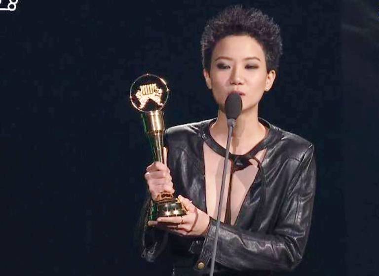 香港女歌手卢凯彤上台领奖时大方出柜感谢太太，赢得全场喝彩鼓掌。-摘自网络-