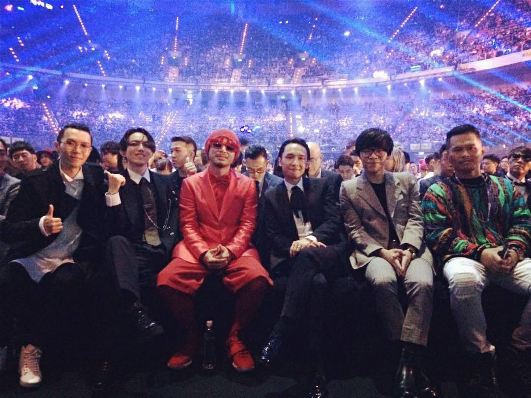 大马创作歌手黄明志和全部最佳国语男歌手奖入围者合影。-摘自黄明志FB-