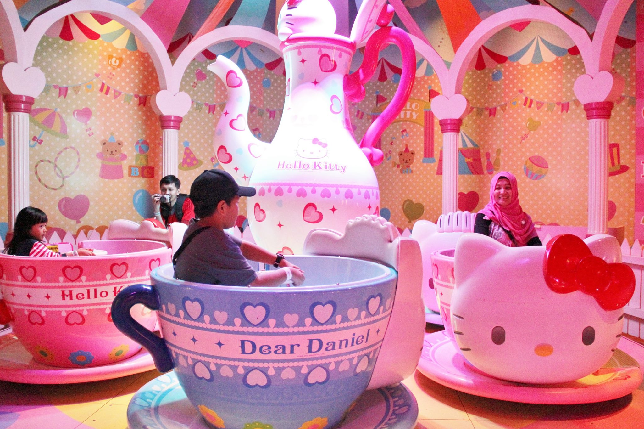 凯蒂猫镇的旋转大茶杯。-摘自 Sanrio Hello Kitty Town-