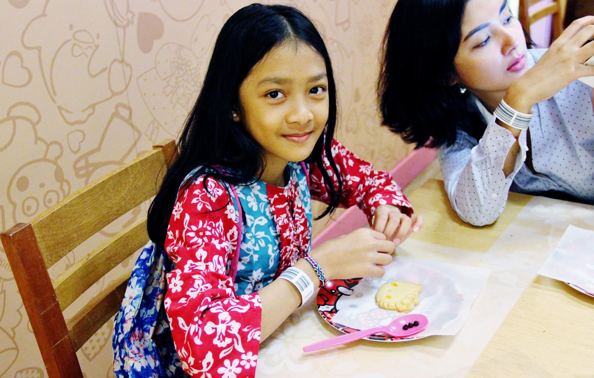 小女孩制作了凯蒂猫造型饼干。-摘自 Sanrio Hello Kitty TownFB-